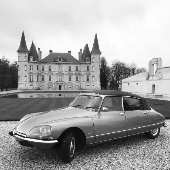 Arrêt devant le château