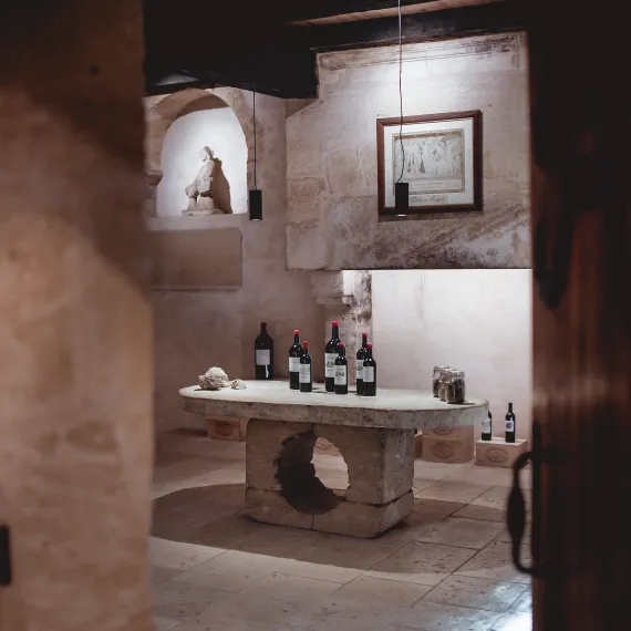 Table en marbre au milieu d'une salle de dégustations de vins au Château Mangot