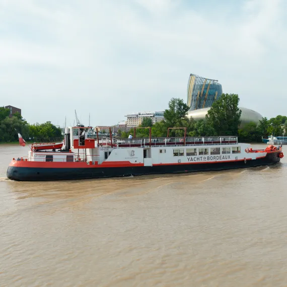 Bateau de la compagnie Yacht de Bordeaux naviguant sur la Garonne devant la Cité du Vin @Agence Hey
