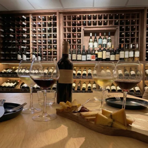Dégustation accord Vin & Fromage en cave à vin