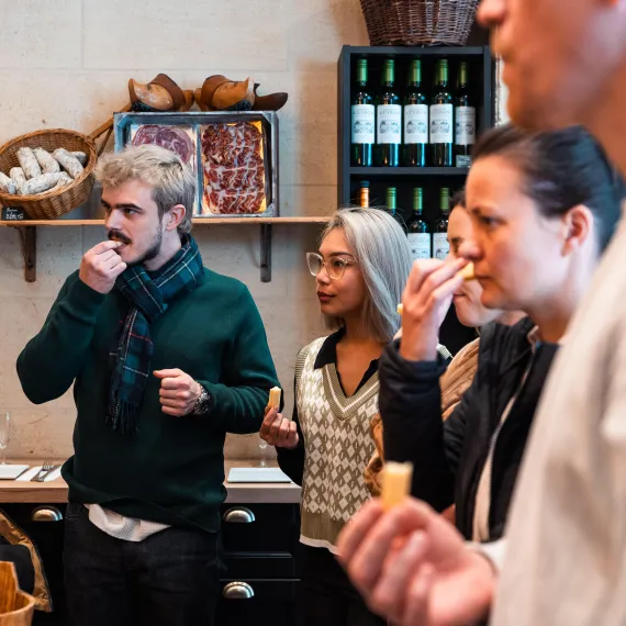 Dégustation de fromage pendant la visite gastronomique