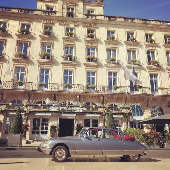 Devant le Grand Hotel de Bordeaux