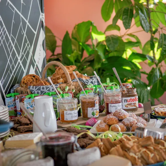 Buffet gourmand de brunch à bord d'une croisière à Bordeaux, composé de viennoiseries, pâte à tartiner, confiture, tartines, fruits frais et boissons.