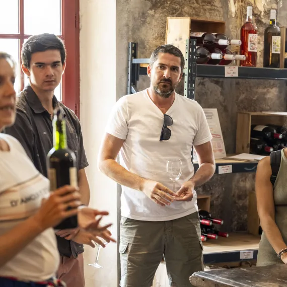 Groupe de visiteurs participant à une dégustation de vin rouge au Châteaux du Taillan, Médoc