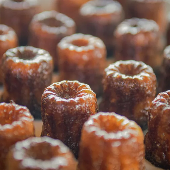 Plateau de canelés de Bordeaux, spécialité emblématique de la gastronomie bordelaise.