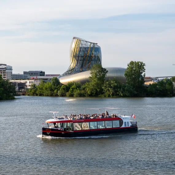 Les Bateaux Bordelais naviguant sur la Garonne devant la Cité du Vin @Nivek