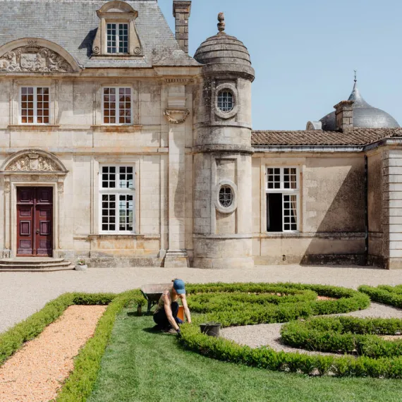 Façade du Château de Malle avec un parterre à a française @LyciaWalter