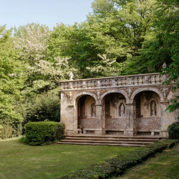 Jardin historique du Château de Malle entouré de végétation