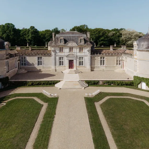 Façade du Château de Malle entourée de jardins à la française @LyciaWalter