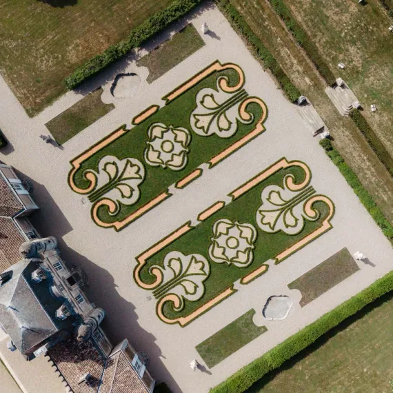 Vue aérienne des jardins à la française du Château de Malle @LyciaWalter