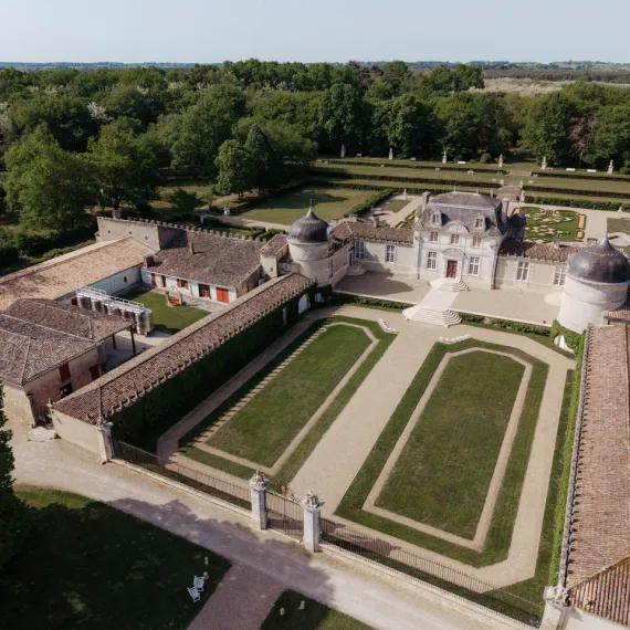 Vue aérienne du Château de Malle et ses jardins à la française @LyciaWalter