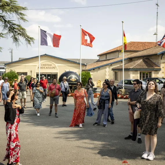 Groupe de visiteurs à l'extérieur du Château Maucaillou, Médoc