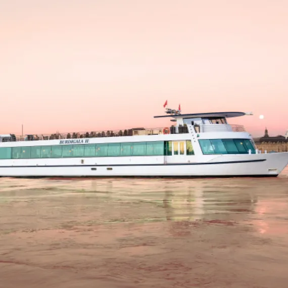 Bateau Burdigala sur le fleuve 