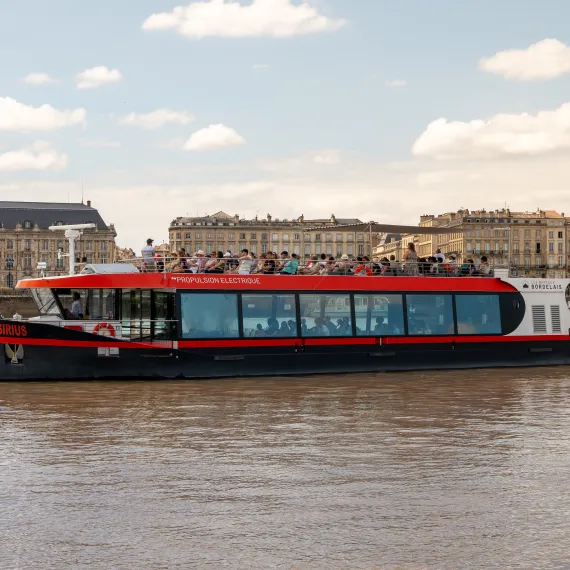 Bateau de croisière Les Bateaux Bordelais, naviguant sur la Garonne devant la Place de la Bourse