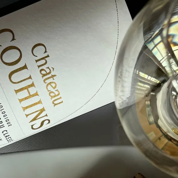 Bouteille et verre de vin Château Couhins