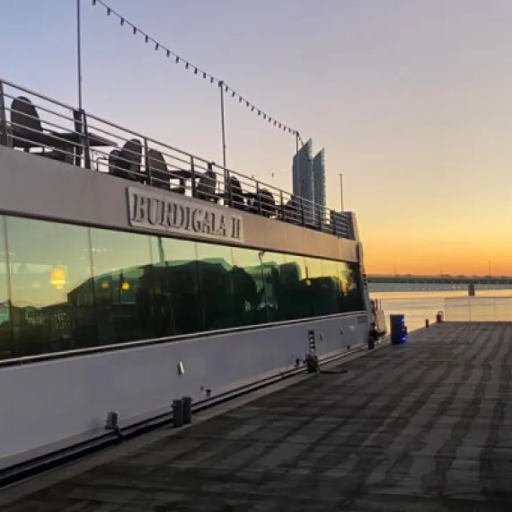 Bateau Burdigala 2 au coucher de soleil