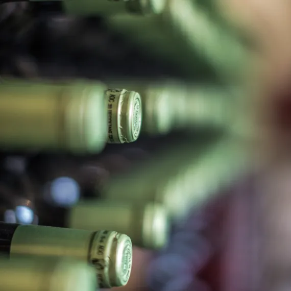 Alignement de bouteilles de vin