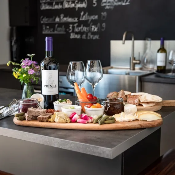 Plateau charcuterie et fromage avec le vin