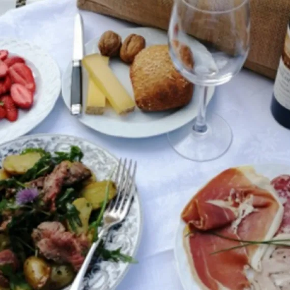 Pique-nique gourmand au Château Paveil de Luze avec charcuterie, fromage, salade de bœuf et fraises