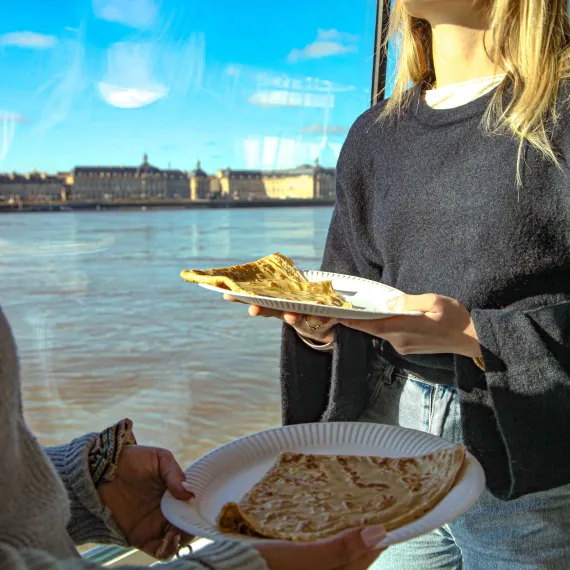 Dégustation de crêpes lors de la croisière Burdigala