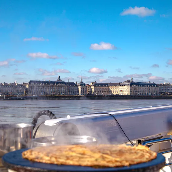 Cuisson d'une crêpe sur le bateau de la croisière Burdigala