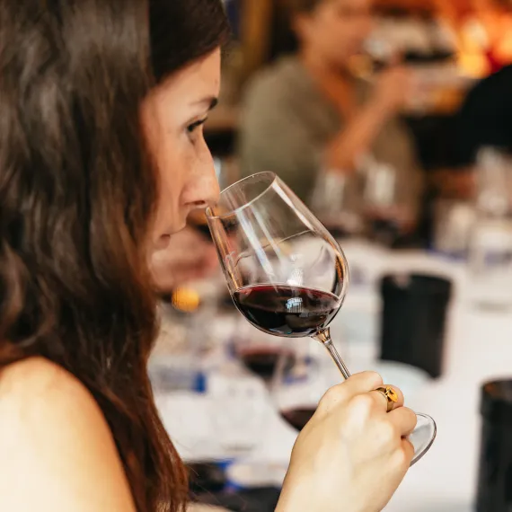 Dégustation de vins lors de l'initiation aux vins de Bordeaux