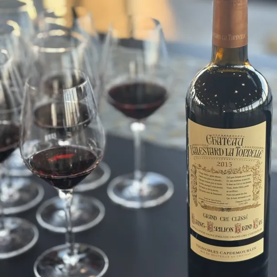 Verres de vins de dégustation et bouteille de vin Château Balestard La Tonnelle
