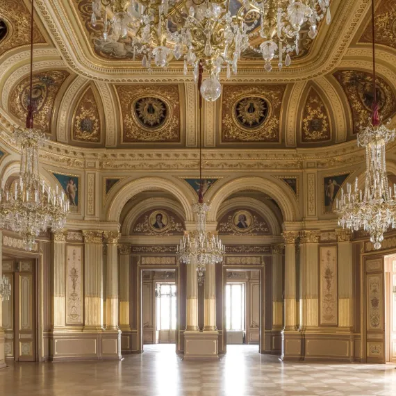 Salon de réception du Grand Théâtre de Bordeaux, orné de lustres en cristal, de décors dorés et d'un plafond richement peint dans un style néoclassique.