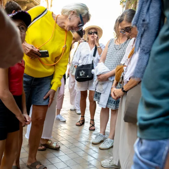 Des visiteurs découvrent les pavés de mémoire lors d’une visite guidée dans le centre historique de Bordeaux.
