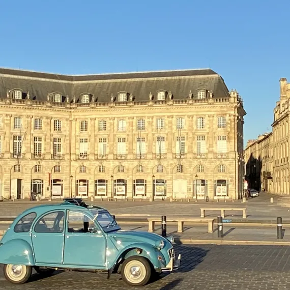 2CV devant la place de la Bourse