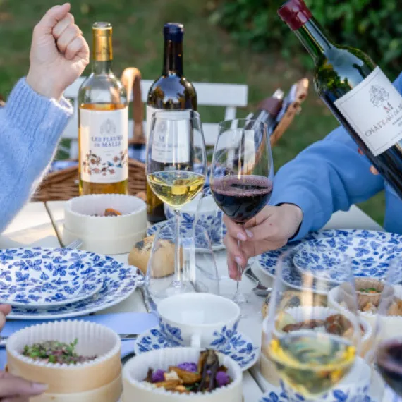 Service de vin à table pendant le pique-nique