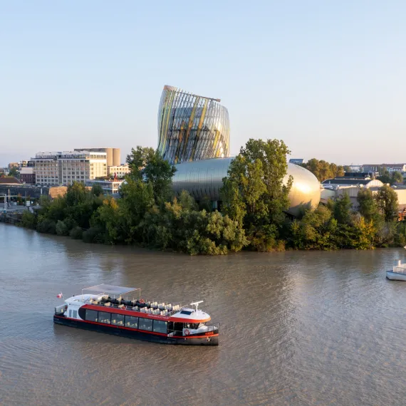 Croisière devant la Cité du Vin Les bateaux bordelais