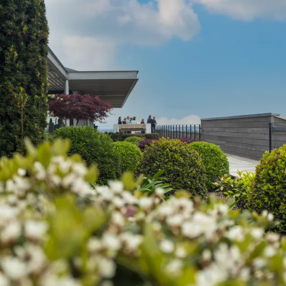 Terrasse fleurie Château Balestard La Tonnelle