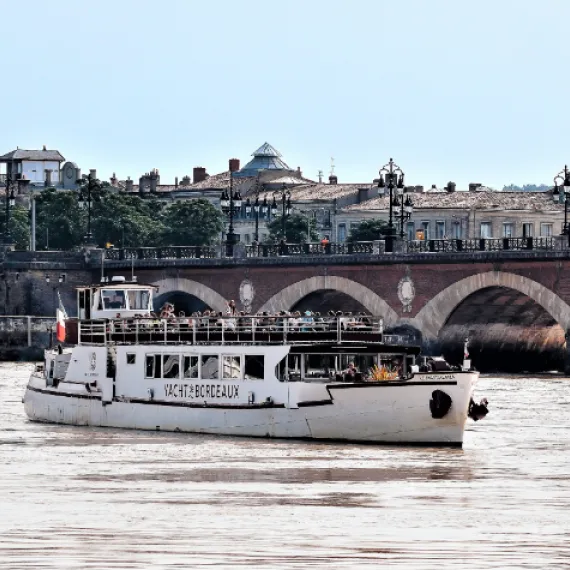 Yacht de Bordeaux croisière sur la garonne
