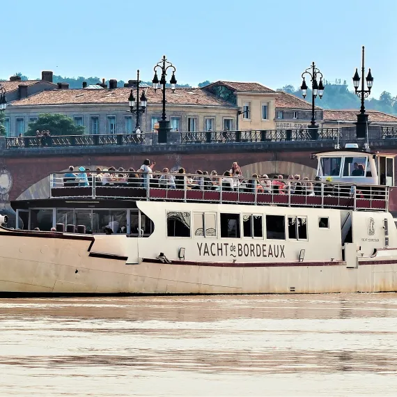 Yacht de Bordeaux croisière sur la garonne