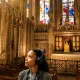 Femme dans une Basilique avec un casque audio©DR