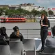 Guide conférencière commentant la ville de Bordeaux lors de la croisière sur la Garonne.