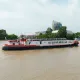Bateau de la compagnie Yacht de Bordeaux naviguant sur la Garonne devant la Cité du Vin @Agence Hey
