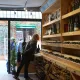 Observation des bouteilles proposées à la cave à vin