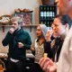 Dégustation de fromage pendant la visite gastronomique
