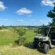 Buggy tout-terrain stationné au milieu des vignobles de Bordeaux, avec vue panoramique sur les vignes et les paysages viticoles environnants.  Nom du fichier :
