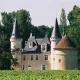 Castello in stile Rinascimentale con quattro torri appuntite dai tetti conici, facciata in pietra chiara, circondato da vigneti e pioppi nella regione del Médoc vicino a Bordeaux