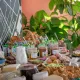 Buffet gourmand de brunch à bord d'une croisière à Bordeaux, composé de viennoiseries, pâte à tartiner, confiture, tartines, fruits frais et boissons.