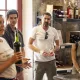 Groupe de visiteurs participant à une dégustation de vin rouge au Châteaux du Taillan, Médoc