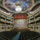 Vue intérieure de la salle de spectacle du Grand Théâtre de Bordeaux, avec ses balcons à l'italienne, son plafond peint, son lustre monumental et sa scène historique.