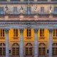 Détail de la façade du Grand Théâtre de Bordeaux au crépuscule, mettant en valeur ses colonnes corinthiennes, ses statues monumentales et son architecture néoclassique du XVIIIᵉ siècle.
