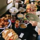 Buffet de brunch sucré-salé servi à bord d'une croisière sur la Garonne à Bordeaux, avec viennoiseries, fromages, charcuterie, tartines, fruits frais et boissons.