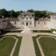 Façade du Château de Malle entourée de jardins à la française @LyciaWalter