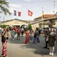 Groupe de visiteurs à l'extérieur du Château Maucaillou, Médoc