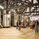 Groupe de visiteurs participant à une visite du cuvier au Châteaux Maucaillou, Médoc
